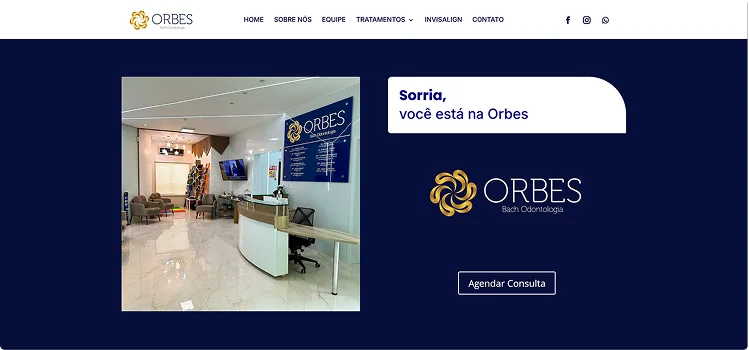 A nova abertura: “Sorria, você está na Orbes”, a recepção da clínica e o botão de agendar à vista.